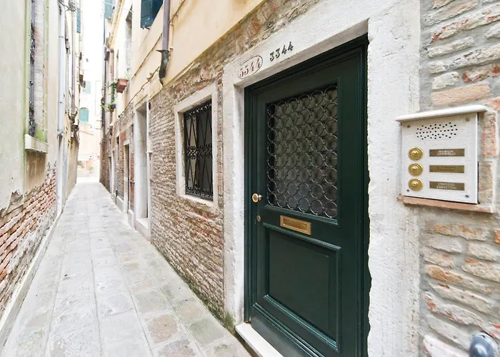 Lovely And Central Apartment For Two 10 Min Walk From St Mark S Square Venice Heaven Apartments Collection